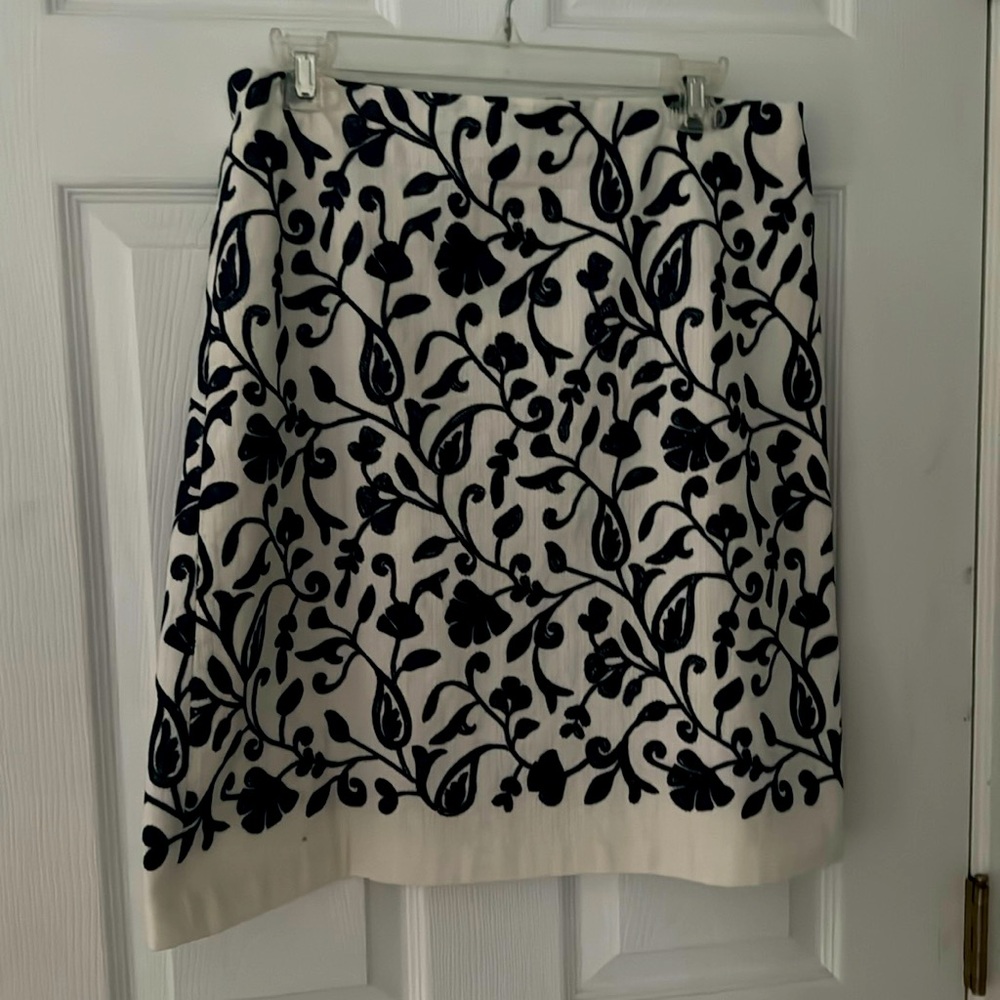 Talbots. Cream with Navy crewel embroidery. Beautiful detail. Lived. Size 10P